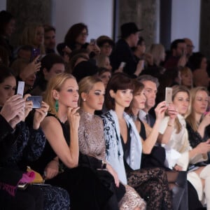 Catherine Baba, Araya Alberta Hargate (Chompoo), Uma Thurman, Caroline Scheufele, Rita Ora et Hanaa Ben Abdesslem au premier rang du défilé Ralph & Russo (collection Haute Couture printemps-été 2016) au Pavillon Cambon. Paris, le 25 janvier 2016.