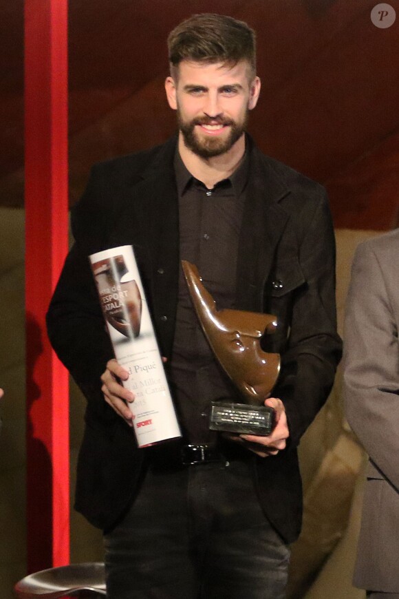 Gerard Piqué reçoit le prix du meilleur athlète catalan lors d'une cérémonie à Barcelone le 25 janvier 2016. Sa compagne, la belle Shakira était à ses côtés