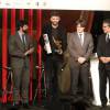 Gerard Piqué reçoit le prix du meilleur athlète catalan lors d'une cérémonie à Barcelone le 25 janvier 2016. Sa compagne, la chanteuse Shakira était à ses côtés