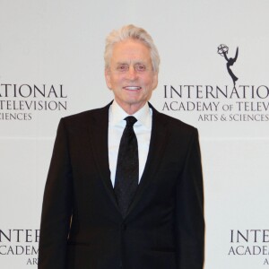 Michael Douglas en costume sombre à la cérémonie des Emmy Awards à New York le 23 novembre 2015.