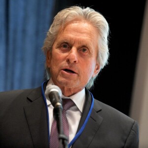 Michael Douglas a présenté un livret destiné aux jeunes, édité par l'ONU, pour promouvoir le contrôle des armes. New York, le 15 avril 2014