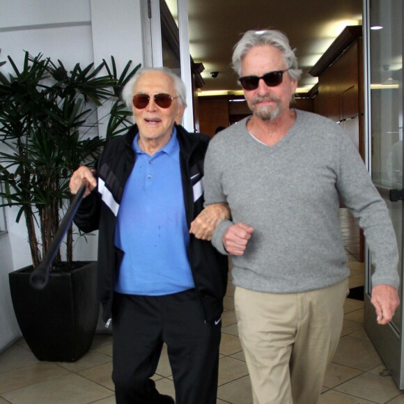 Michael Douglas déjeune avec son père Kirk à Beverly Hills le 25 février 2014.