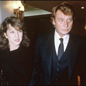 ARCHIVES - NATHALIE BAYE ET JOHNNY HALLYDAY A L' AVANT PREMIERE DE THIERRY LE LURON 27/01/1983 - Paris