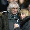 Louis Bertignac et sa compagne Laeticia - People au match de coupe de la ligue entre le PSG et Toulouse au Parc des Princes à Paris le 27 janvier 2016.