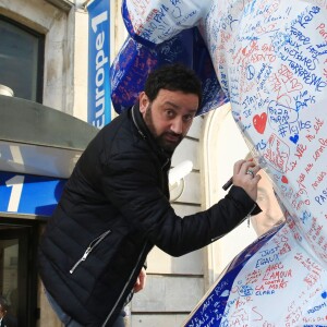 Exclusif - Cyril Hanouna - L'artiste contemporain Richard Orlinski se mobilise après les attentats survenus le 13 novembre à Paris, et crée un Kong revisité en Bleu Blanc Rouge pour Risposte. © Céline Bonnarde / Bestimage