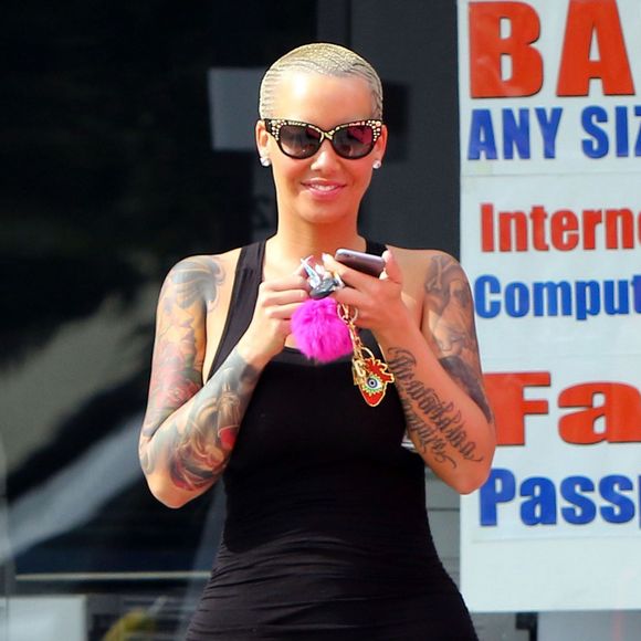Amber Rose grimpe dans sa Jeep rose à la sortie d'une boutique de spiritueux à Studio City le 22 janvier 2016.