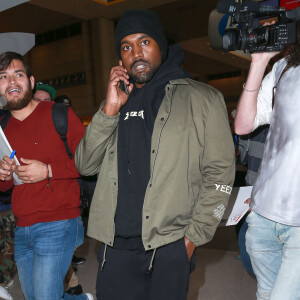 Kanye West arrive à l'aéroport de Los Angeles le 27 janvier 2017.
