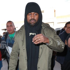 Kanye West arrive à l'aéroport de Los Angeles le 27 janvier 2017.