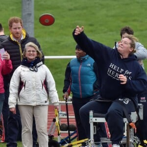 Le prince Harry a rencontré le 29 janvier 2016 à l'Université de Bath les athlètes en lice lors du premier jour des qualifications de l'équipe d'Angleterre pour les 2e Invictus Games, à 100 jours du début de la compétition en mai 2016 à Orlando (Floride).