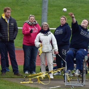 Le prince Harry a rencontré le 29 janvier 2016 à l'Université de Bath les athlètes en lice lors du premier jour des qualifications de l'équipe d'Angleterre pour les 2e Invictus Games, à 100 jours du début de la compétition en mai 2016 à Orlando (Floride).