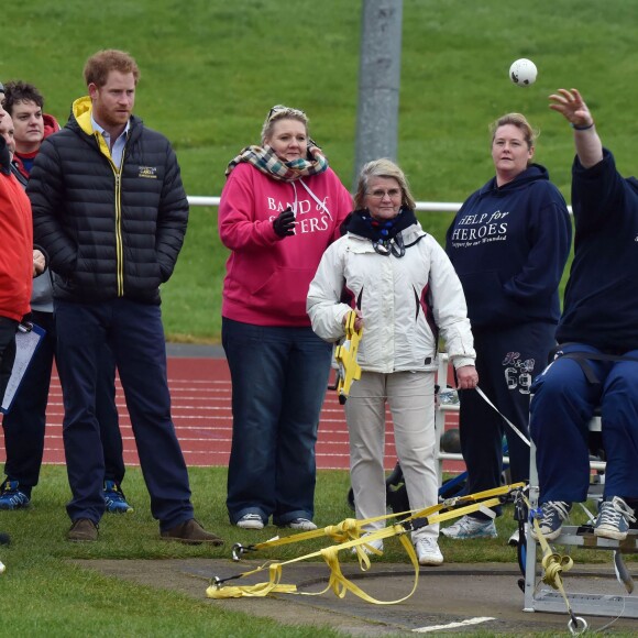 Le prince Harry a rencontré le 29 janvier 2016 à l'Université de Bath les athlètes en lice lors du premier jour des qualifications de l'équipe d'Angleterre pour les 2e Invictus Games, à 100 jours du début de la compétition en mai 2016 à Orlando (Floride).