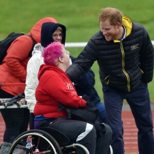 Le prince Harry a rencontré le 29 janvier 2016 à l'Université de Bath les athlètes en lice lors du premier jour des qualifications de l'équipe d'Angleterre pour les 2e Invictus Games, à 100 jours du début de la compétition en mai 2016 à Orlando (Floride).