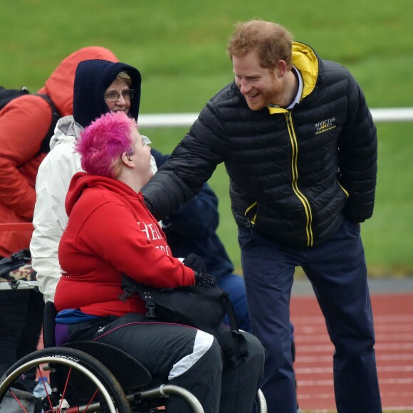 Le prince Harry a rencontré le 29 janvier 2016 à l'Université de Bath les athlètes en lice lors du premier jour des qualifications de l'équipe d'Angleterre pour les 2e Invictus Games, à 100 jours du début de la compétition en mai 2016 à Orlando (Floride).