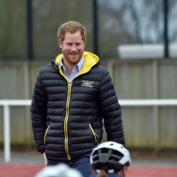 Le prince Harry a rencontré le 29 janvier 2016 à l'Université de Bath les athlètes en lice lors du premier jour des qualifications de l'équipe d'Angleterre pour les 2e Invictus Games, à 100 jours du début de la compétition en mai 2016 à Orlando (Floride).