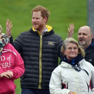 Le prince Harry a rencontré le 29 janvier 2016 à l'Université de Bath les athlètes en lice lors du premier jour des qualifications de l'équipe d'Angleterre pour les 2e Invictus Games, à 100 jours du début de la compétition en mai 2016 à Orlando (Floride).