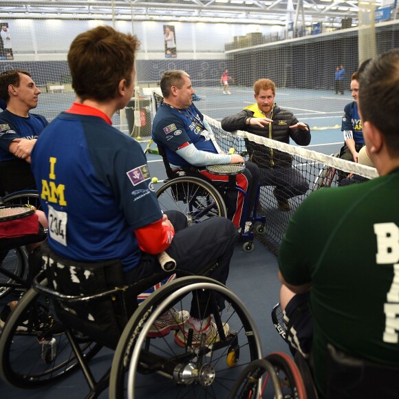 Le prince Harry a rencontré le 29 janvier 2016 à l'Université de Bath les athlètes en lice lors du premier jour des qualifications de l'équipe d'Angleterre pour les 2e Invictus Games, à 100 jours du début de la compétition en mai 2016 à Orlando (Floride).
