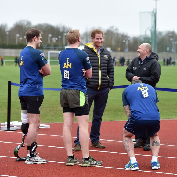 Le prince Harry a rencontré le 29 janvier 2016 à l'Université de Bath les athlètes en lice lors du premier jour des qualifications de l'équipe d'Angleterre pour les 2e Invictus Games, à 100 jours du début de la compétition en mai 2016 à Orlando (Floride).