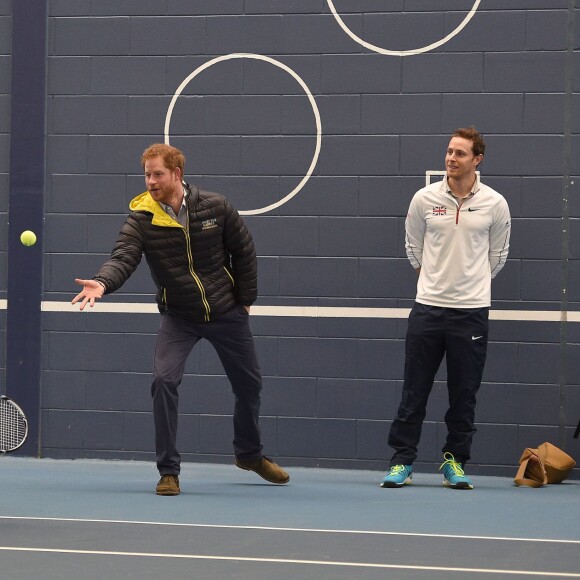 Le prince Harry a rencontré le 29 janvier 2016 à l'Université de Bath les athlètes en lice lors du premier jour des qualifications de l'équipe d'Angleterre pour les 2e Invictus Games, à 100 jours du début de la compétition en mai 2016 à Orlando (Floride).