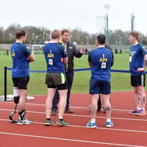 Le prince Harry a rencontré le 29 janvier 2016 à l'Université de Bath les athlètes en lice lors du premier jour des qualifications de l'équipe d'Angleterre pour les 2e Invictus Games, à 100 jours du début de la compétition en mai 2016 à Orlando (Floride).