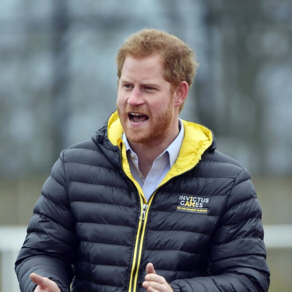 Le prince Harry a rencontré le 29 janvier 2016 à l'Université de Bath les athlètes en lice lors du premier jour des qualifications de l'équipe d'Angleterre pour les 2e Invictus Games, à 100 jours du début de la compétition en mai 2016 à Orlando (Floride).