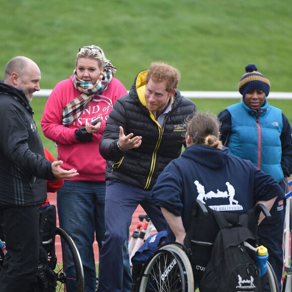 Le prince Harry a rencontré le 29 janvier 2016 à l'Université de Bath les athlètes en lice lors du premier jour des qualifications de l'équipe d'Angleterre pour les 2e Invictus Games, à 100 jours du début de la compétition en mai 2016 à Orlando (Floride).