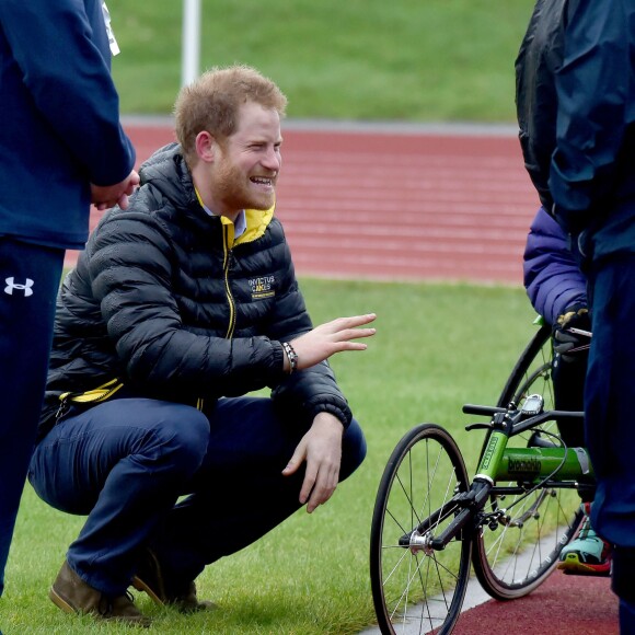 Le prince Harry a rencontré le 29 janvier 2016 à l'Université de Bath les athlètes en lice lors du premier jour des qualifications de l'équipe d'Angleterre pour les 2e Invictus Games, à 100 jours du début de la compétition en mai 2016 à Orlando (Floride).