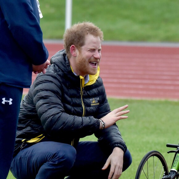 Le prince Harry a rencontré le 29 janvier 2016 à l'Université de Bath les athlètes en lice lors du premier jour des qualifications de l'équipe d'Angleterre pour les 2e Invictus Games, à 100 jours du début de la compétition en mai 2016 à Orlando (Floride).