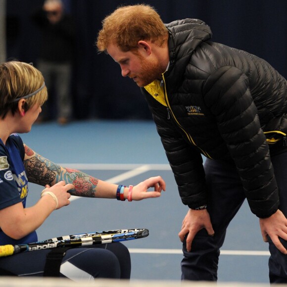 Le prince Harry a rencontré le 29 janvier 2016 à l'Université de Bath les athlètes en lice lors du premier jour des qualifications de l'équipe d'Angleterre pour les 2e Invictus Games, à 100 jours du début de la compétition en mai 2016 à Orlando (Floride).