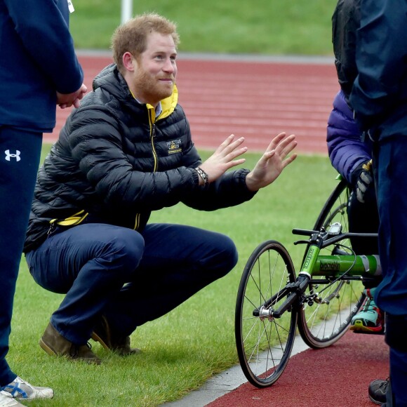 Le prince Harry a rencontré le 29 janvier 2016 à l'Université de Bath les athlètes en lice lors du premier jour des qualifications de l'équipe d'Angleterre pour les 2e Invictus Games, à 100 jours du début de la compétition en mai 2016 à Orlando (Floride).