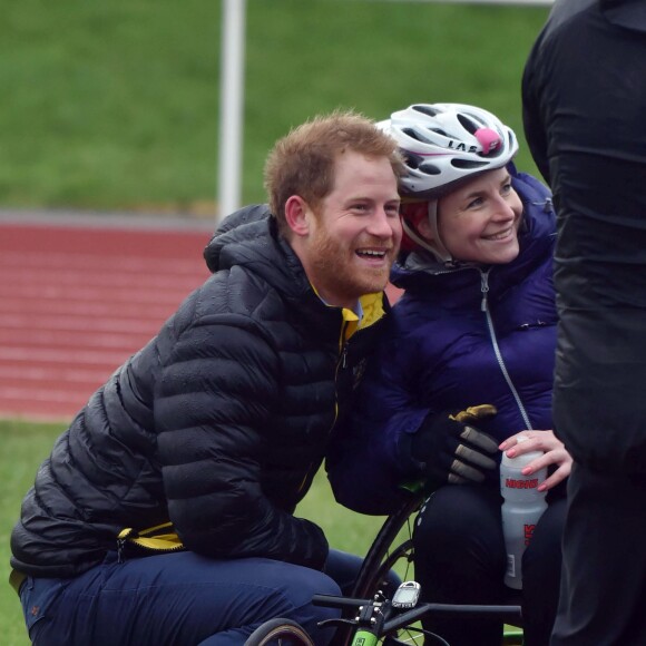 Le prince Harry a rencontré le 29 janvier 2016 à l'Université de Bath les athlètes en lice lors du premier jour des qualifications de l'équipe d'Angleterre pour les 2e Invictus Games, à 100 jours du début de la compétition en mai 2016 à Orlando (Floride).