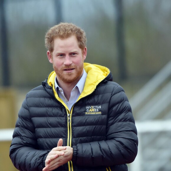 Le prince Harry a rencontré le 29 janvier 2016 à l'Université de Bath les athlètes en lice lors du premier jour des qualifications de l'équipe d'Angleterre pour les 2e Invictus Games, à 100 jours du début de la compétition en mai 2016 à Orlando (Floride).