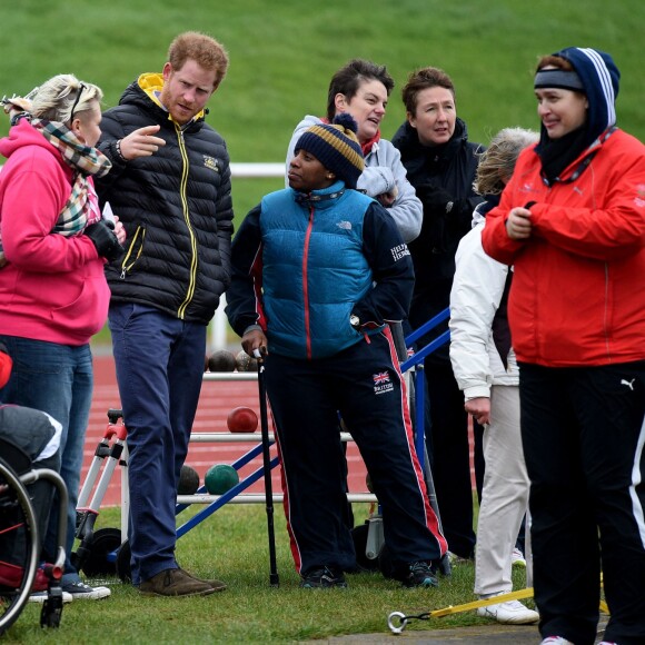 Le prince Harry a rencontré le 29 janvier 2016 à l'Université de Bath les athlètes en lice lors du premier jour des qualifications de l'équipe d'Angleterre pour les 2e Invictus Games, à 100 jours du début de la compétition en mai 2016 à Orlando (Floride).