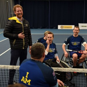 Le prince Harry a rencontré le 29 janvier 2016 à l'Université de Bath les athlètes en lice lors du premier jour des qualifications de l'équipe d'Angleterre pour les 2e Invictus Games, à 100 jours du début de la compétition en mai 2016 à Orlando (Floride).