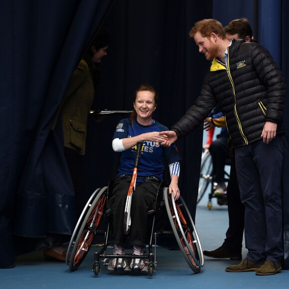Le prince Harry a rencontré le 29 janvier 2016 à l'Université de Bath les athlètes en lice lors du premier jour des qualifications de l'équipe d'Angleterre pour les 2e Invictus Games, à 100 jours du début de la compétition en mai 2016 à Orlando (Floride).