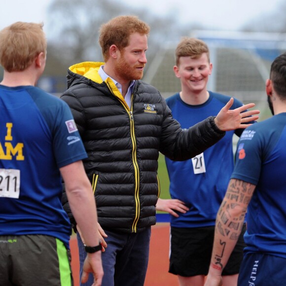 Le prince Harry a rencontré le 29 janvier 2016 à l'Université de Bath les athlètes en lice lors du premier jour des qualifications de l'équipe d'Angleterre pour les 2e Invictus Games, à 100 jours du début de la compétition en mai 2016 à Orlando (Floride).