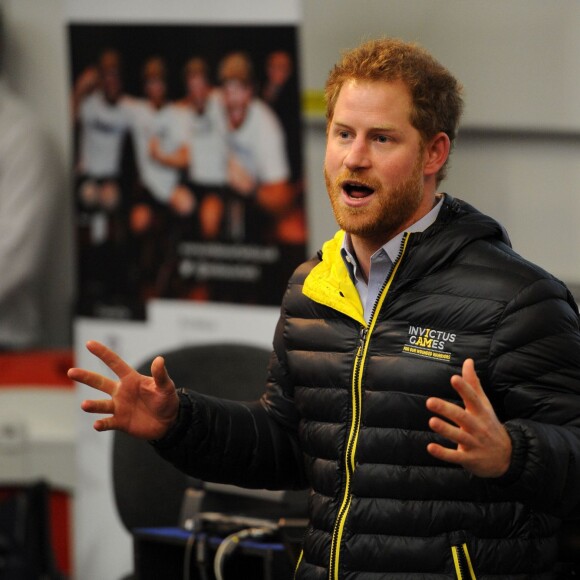 Le prince Harry a rencontré le 29 janvier 2016 à l'Université de Bath les athlètes en lice lors du premier jour des qualifications de l'équipe d'Angleterre pour les 2e Invictus Games, à 100 jours du début de la compétition en mai 2016 à Orlando (Floride).