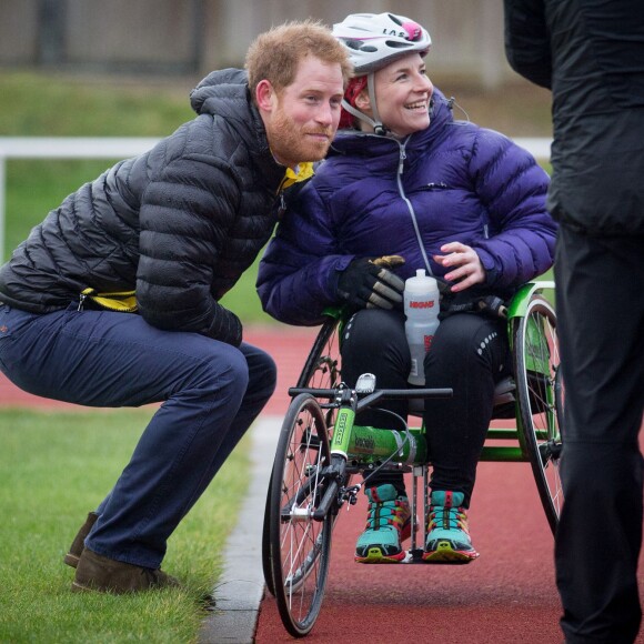 Le prince Harry a posé pour une photo avec l'athlète handisport Anna Pollock, le 29 janvier 2016 à l'Université de Bath où se tenait premier jour des qualifications de l'équipe d'Angleterre pour les 2e Invictus Games, à 100 jours du début de la compétition en mai 2016 à Orlando (Floride). La jeune femme de 33 ans s'est ensuite retrouvée par terre lorsqu'un coup de vent a renversé son fauteuil ultraléger, et Harry est intervenu pour la remettre d'aplomb !