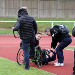 Le prince Harry a posé pour une photo avec l'athlète handisport Anna Pollock, le 29 janvier 2016 à l'Université de Bath où se tenait premier jour des qualifications de l'équipe d'Angleterre pour les 2e Invictus Games, à 100 jours du début de la compétition en mai 2016 à Orlando (Floride). La jeune femme de 33 ans s'est ensuite retrouvée par terre lorsqu'un coup de vent a renversé son fauteuil ultraléger, et Harry est intervenu pour la remettre d'aplomb !