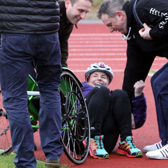 Le prince Harry a posé pour une photo avec l'athlète handisport Anna Pollock, le 29 janvier 2016 à l'Université de Bath où se tenait premier jour des qualifications de l'équipe d'Angleterre pour les 2e Invictus Games, à 100 jours du début de la compétition en mai 2016 à Orlando (Floride). La jeune femme de 33 ans s'est ensuite retrouvée par terre lorsqu'un coup de vent a renversé son fauteuil ultraléger, et Harry est intervenu pour la remettre d'aplomb !