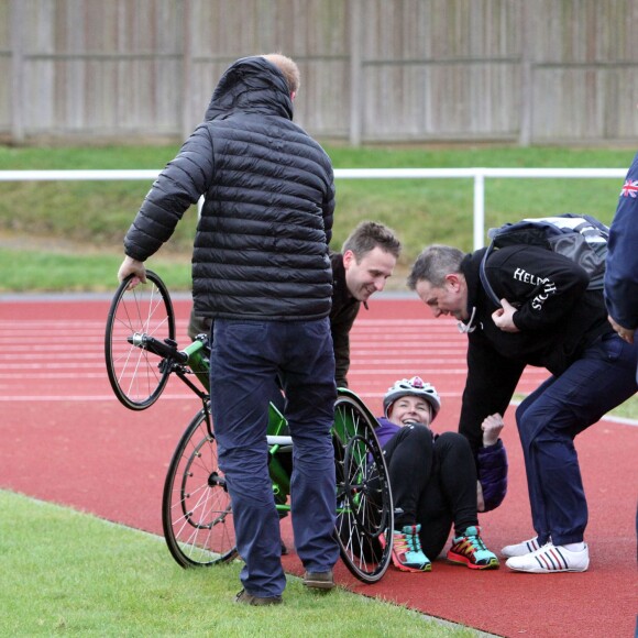 Le prince Harry a posé pour une photo avec l'athlète handisport Anna Pollock, le 29 janvier 2016 à l'Université de Bath où se tenait premier jour des qualifications de l'équipe d'Angleterre pour les 2e Invictus Games, à 100 jours du début de la compétition en mai 2016 à Orlando (Floride). La jeune femme de 33 ans s'est ensuite retrouvée par terre lorsqu'un coup de vent a renversé son fauteuil ultraléger, et Harry est intervenu pour la remettre d'aplomb !