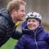 Le prince Harry a posé pour une photo avec l'athlète handisport Anna Pollock, le 29 janvier 2016 à l'Université de Bath où se tenait premier jour des qualifications de l'équipe d'Angleterre pour les 2e Invictus Games, à 100 jours du début de la compétition en mai 2016 à Orlando (Floride). La jeune femme de 33 ans s'est ensuite retrouvée par terre lorsqu'un coup de vent a renversé son fauteuil ultraléger, et Harry est intervenu pour la remettre d'aplomb !