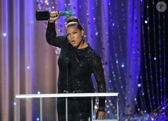 Queen Latifah reçoit le prix de Meilleure Actrice dans un film télévisé/une minisérie (Bessie) aux 22e SAG Awards, au Shrine Auditorium. Los Angeles, le 30 janvier 2016.