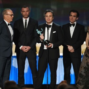 Les stars du film "Spotlight" reçoivent le prix du Meilleur Cast aux 22e SAG Awards, au Shrine Auditorium. Los Angeles, le 30 janvier 2016.