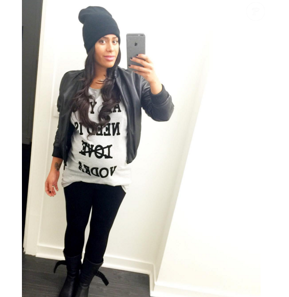 Amel Bent dévoile son baby-bump sur Instagram