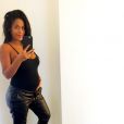 Amel Bent, enceinte : Première photo de son baby-bump pour annoncer la nouvelle sur Twitter