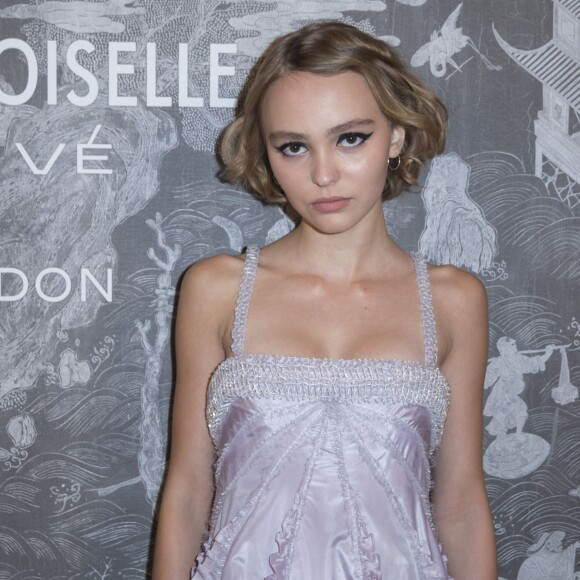Lily-Rose Depp - Photocall lors du vernissage de l'exposition Chanel "Mademoiselle Privé" à la Galerie Saatchi à Londres, le 12 octobre 2015.  "Mademoiselle Privé" Chanel Exhibition Party photocall held at Saatchi Gallery in London, on October 12th 2015.12/10/2015 - Londres