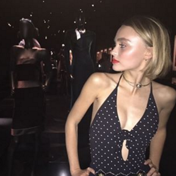 Lily-Rose Depp pose (photo postée le 4 décembre 2015)