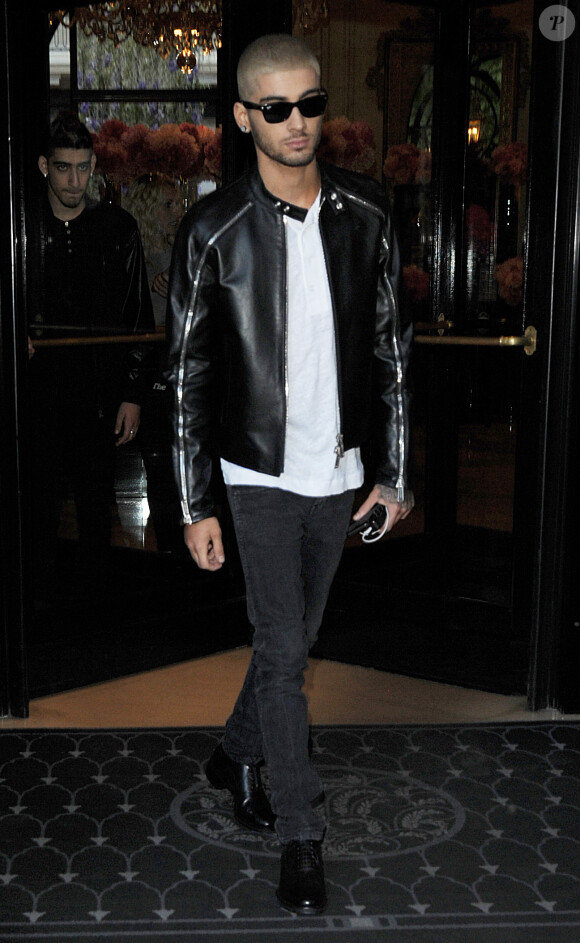 Zayn Malik quitte l'Hôtel Four Seasons George V pendant la semaine de la mode masculine à Paris le 24 juin 2015.