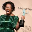 Uzo Aduba (Orange is the New Black) pose avec ses deux trophées - Meilleure actrice et meilleure distribution de série comique - 22e cérémonie des Screen Actors Guild Awards à Los Angeles, le 30 janvier 2016.