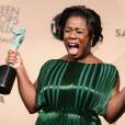 Uzo Aduba (Orange is the New Black) pose avec ses deux trophées - Meilleure actrice et meilleure distribution de série comique - 22e cérémonie des Screen Actors Guild Awards à Los Angeles, le 30 janvier 2016.